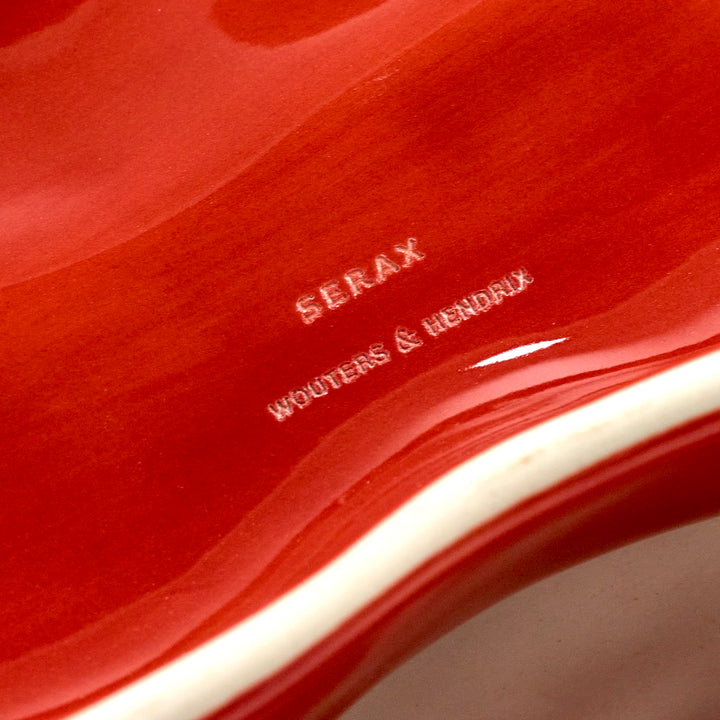 Wouters &amp; Hendrix serveerschaal Lips S, detail met Serax- en Wouters &amp; Hendrix-logo