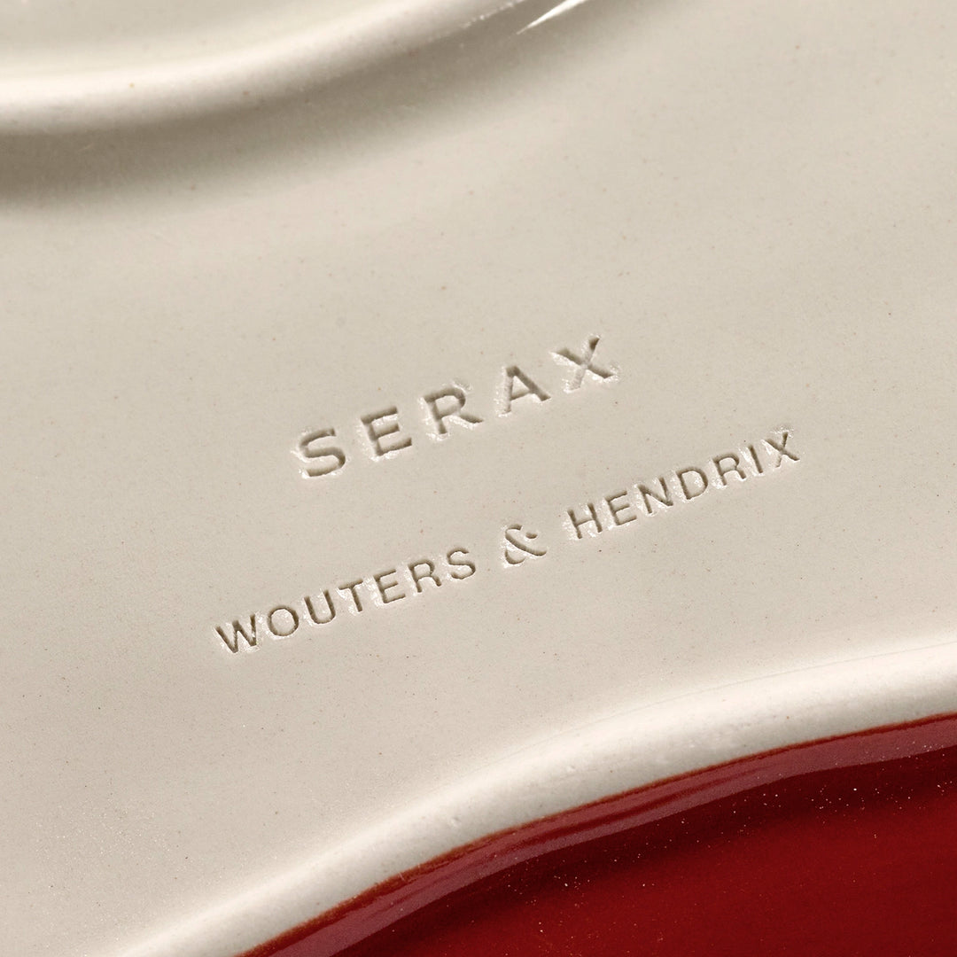 Wouters &amp; Hendrix serveerschaal Lips L, detail met Serax- en Wouters &amp; Hendrix-logo