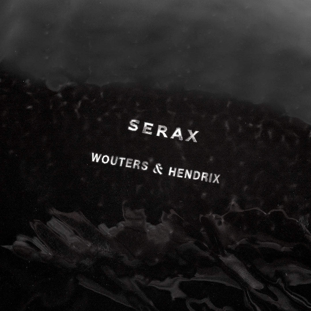 Wouters &amp; Hendrix schaal Marcel zwart, detail met Serax- en Wouters &amp; Hendrix-logo