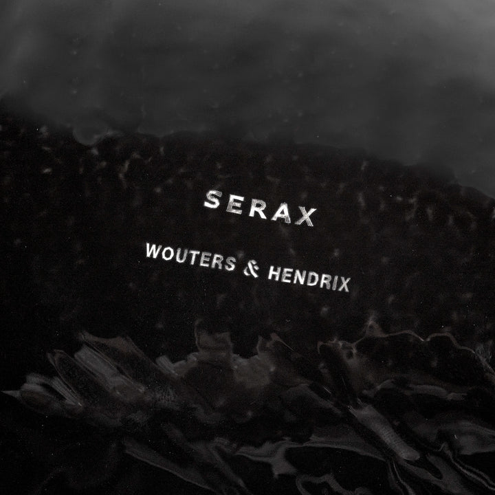 Wouters &amp; Hendrix schaal Marcel zwart, detail met Serax- en Wouters &amp; Hendrix-logo