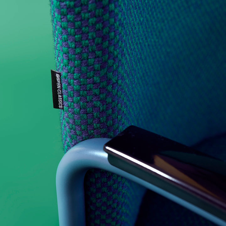 Gispen 413RL stoel groen, detail van armlegger en donkerblauw frame