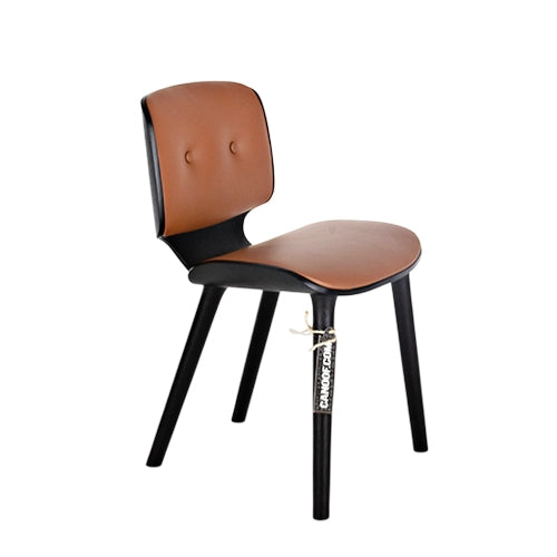 Moooi Nut stoel bruin leder zwart frame
