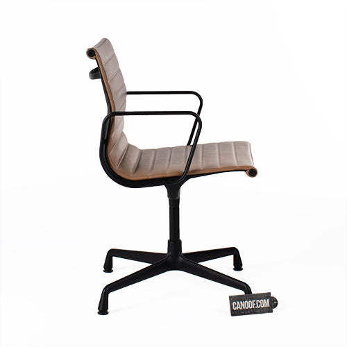 Vitra EA104 stoel bruin