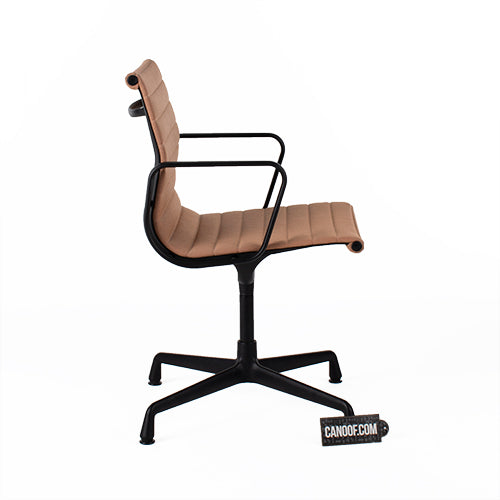 Vitra EA104 stoel oranje
