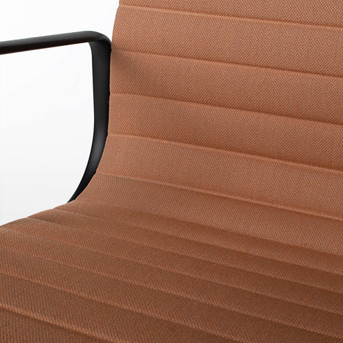 Vitra EA104 oranje stoel