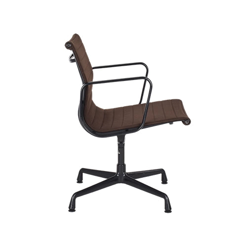 Vitra EA107 stoel bruin