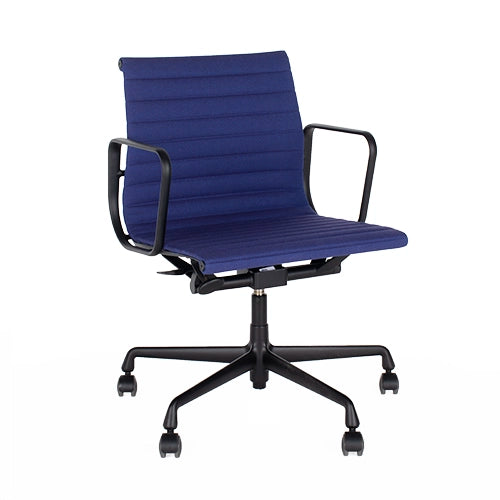 Vitra EA117 bureaustoel blauw Eames