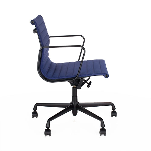 Vitra EA117 bureaustoel blauw
