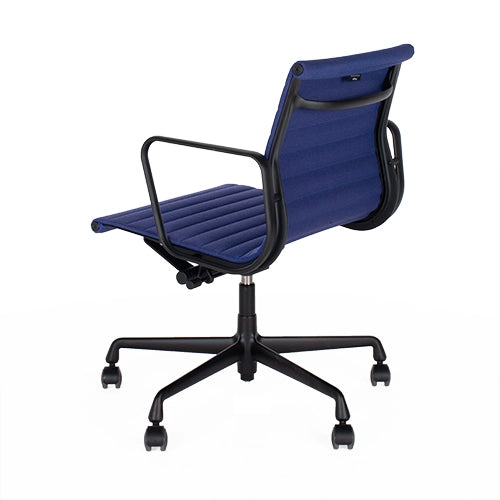 Vitra EA117 bureaustoel blauw