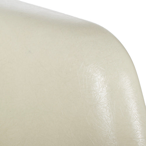 Vitra LAR kuipstoel fiberglass parchment wit