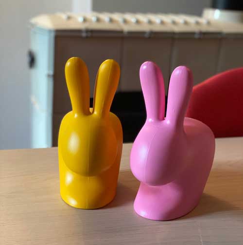 qeeboo rabbit XS boekenstandard roze geel