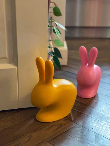 qeeboo rabbit XS boekenstandaard geel roze