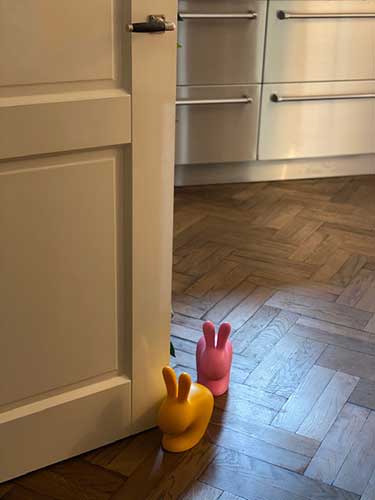 qeeboo rabbit XS boekenstandaard roze geel