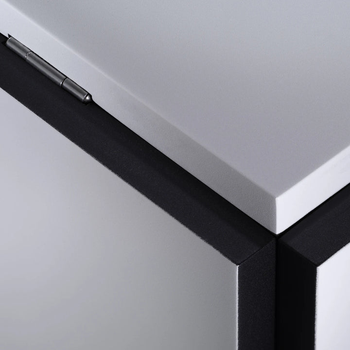 Tecta K10N bijzettafel lichtgrijs detail scharnier en rand