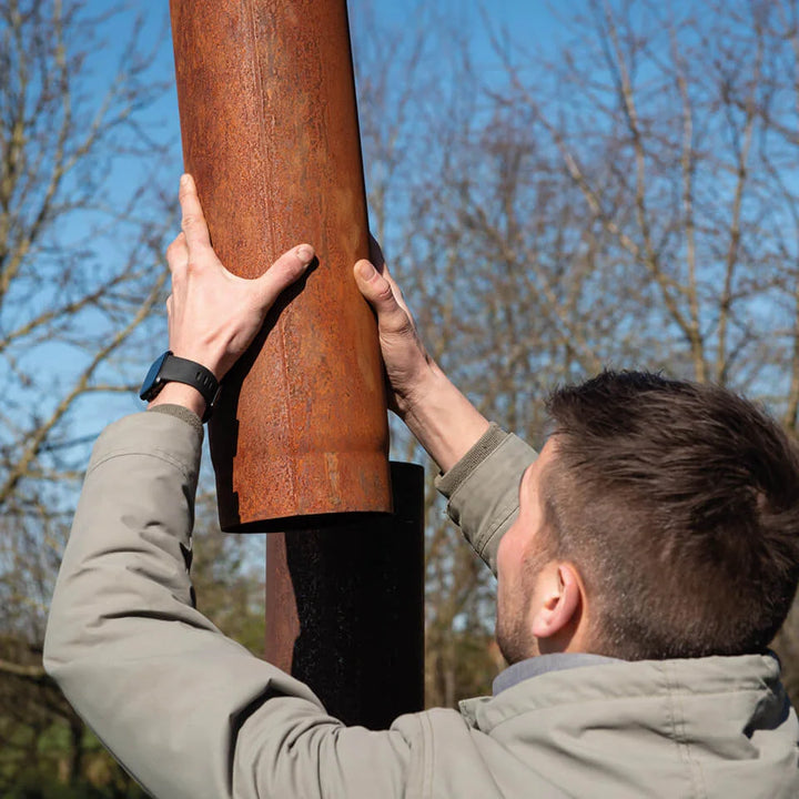 Weltevree Outdooroven Extra Meter Chimney Pipe op de standaard schoorsteenpijp plaatsen
